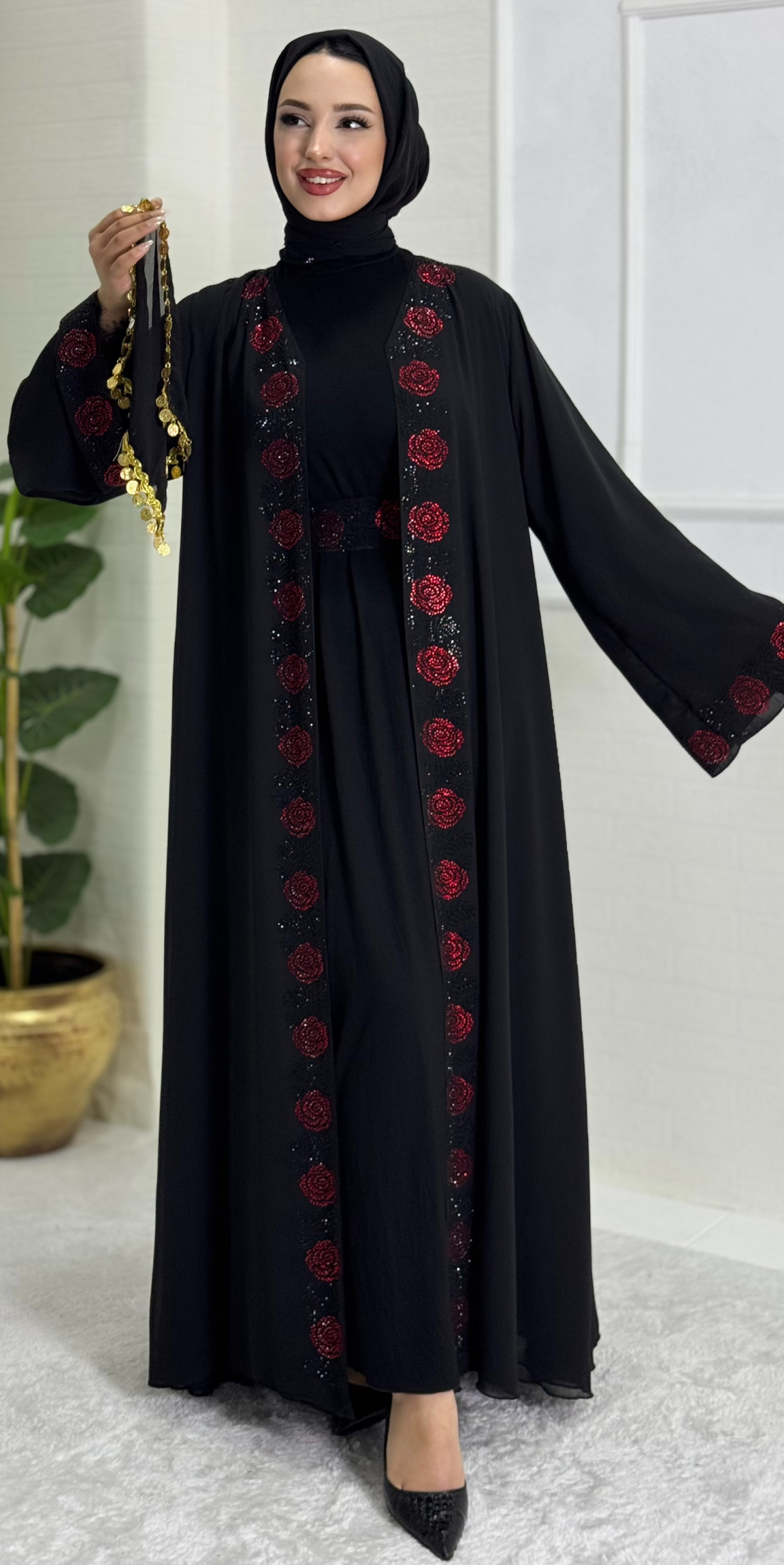 Önü Kırmızı Swarovski Taşlı Şık Siyah Abaya