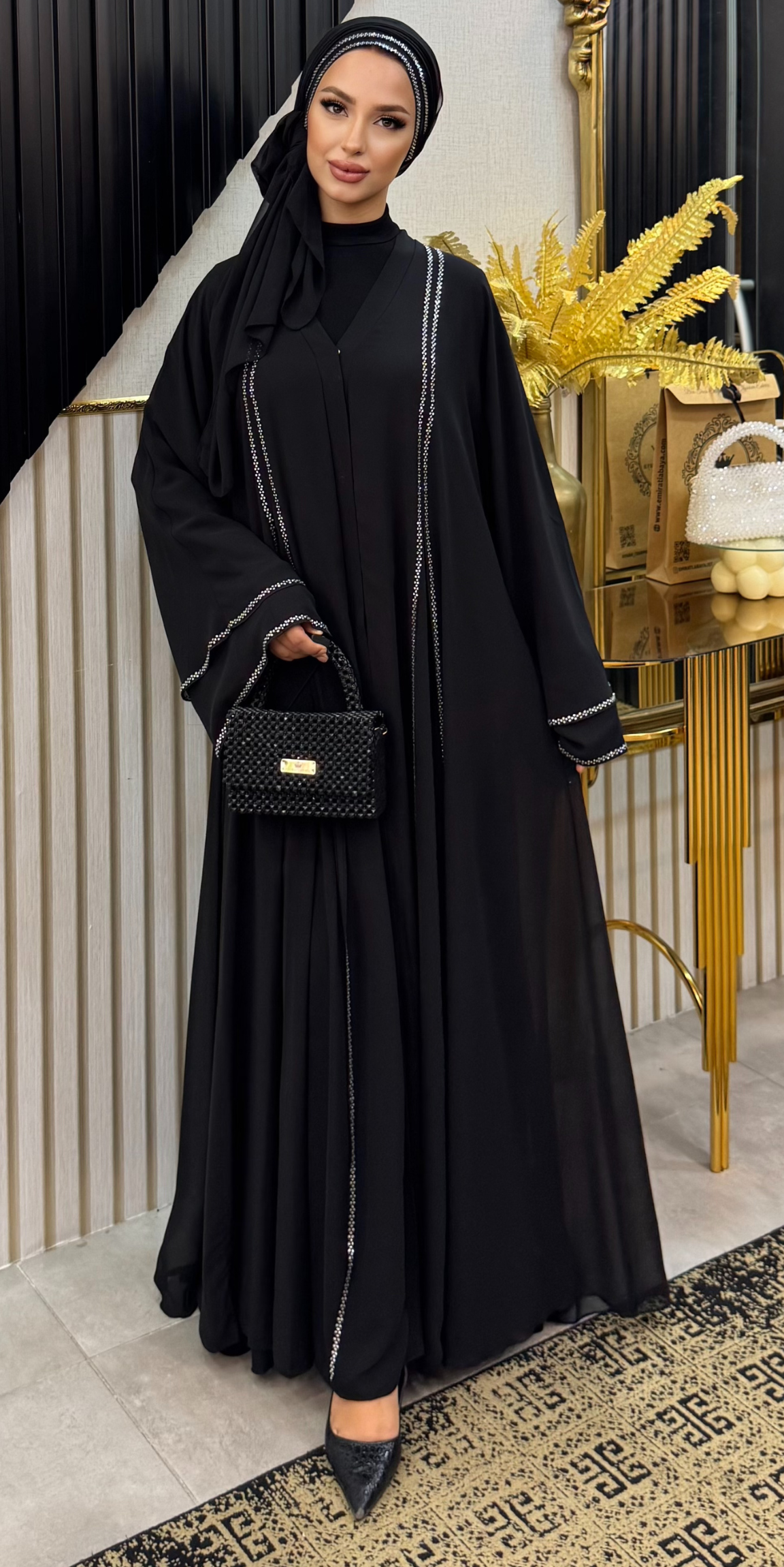 Önü Yırtmaçlı Beyaz Taşlı Siyah Abaya