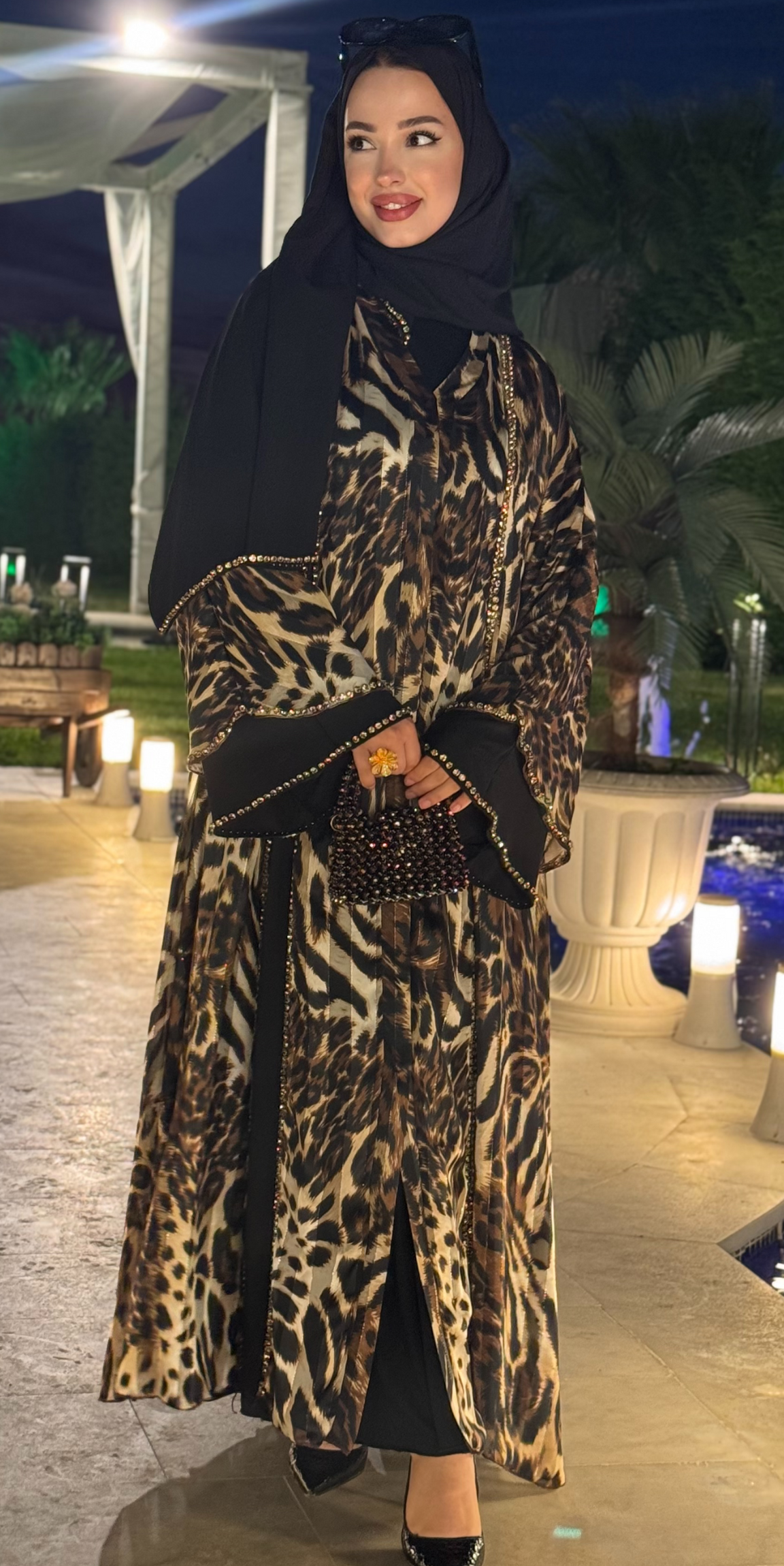 Leopar Desenli Önü Yırtmaçlı Gold Taşlı İpek Abaya