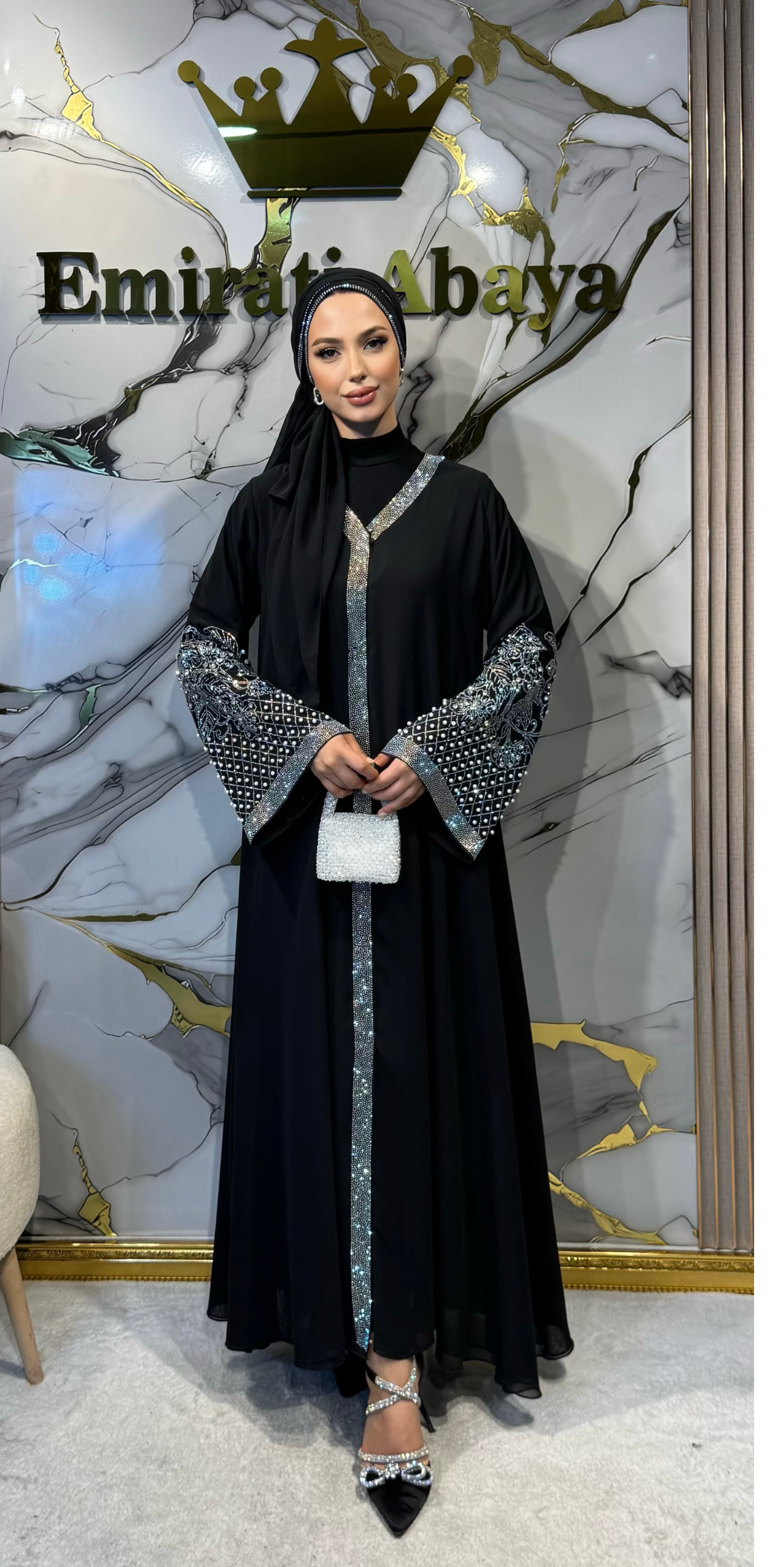 عباية سوداء بنقشة أحجار سواروفسكي على الأكمام