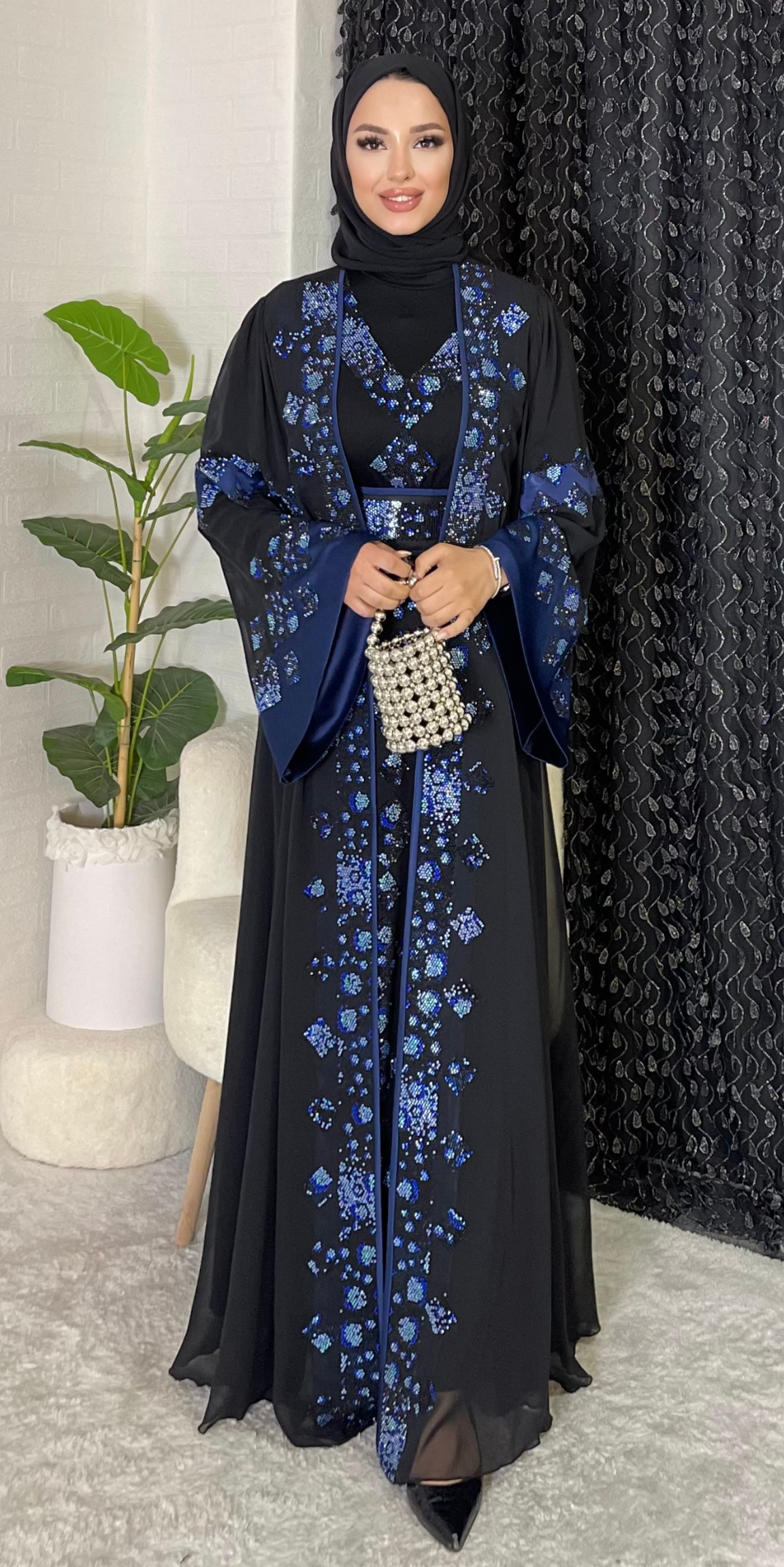 Mavi İşlemeli Siyah Açık Abaya