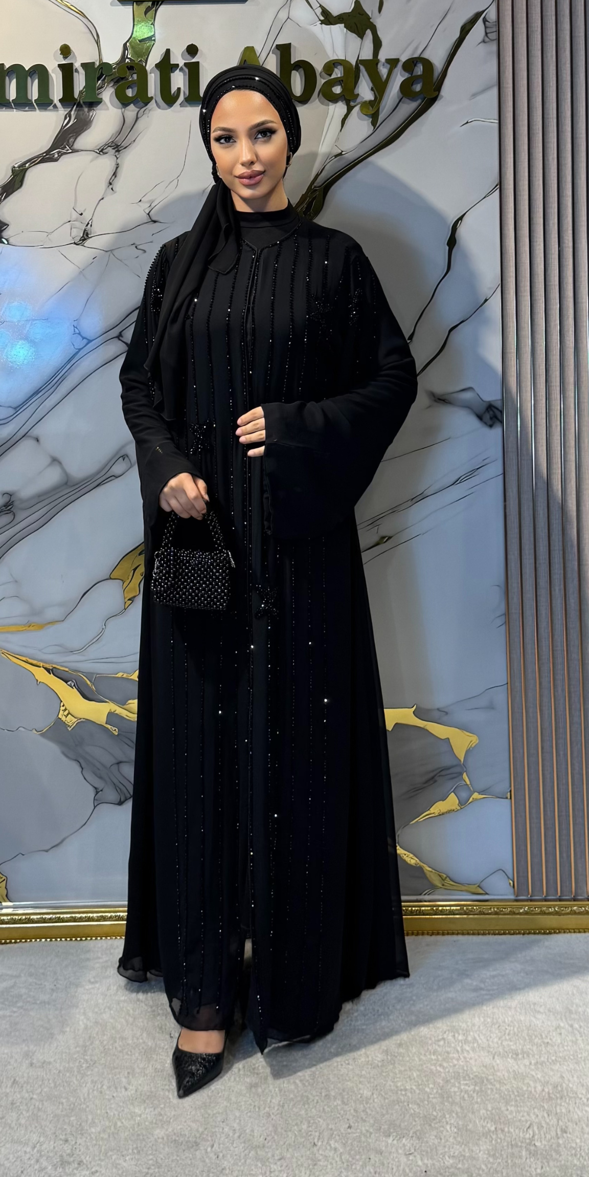 El İşlemeli Çizgi ve Çiçek Desenli Siyah Şifon Abaya