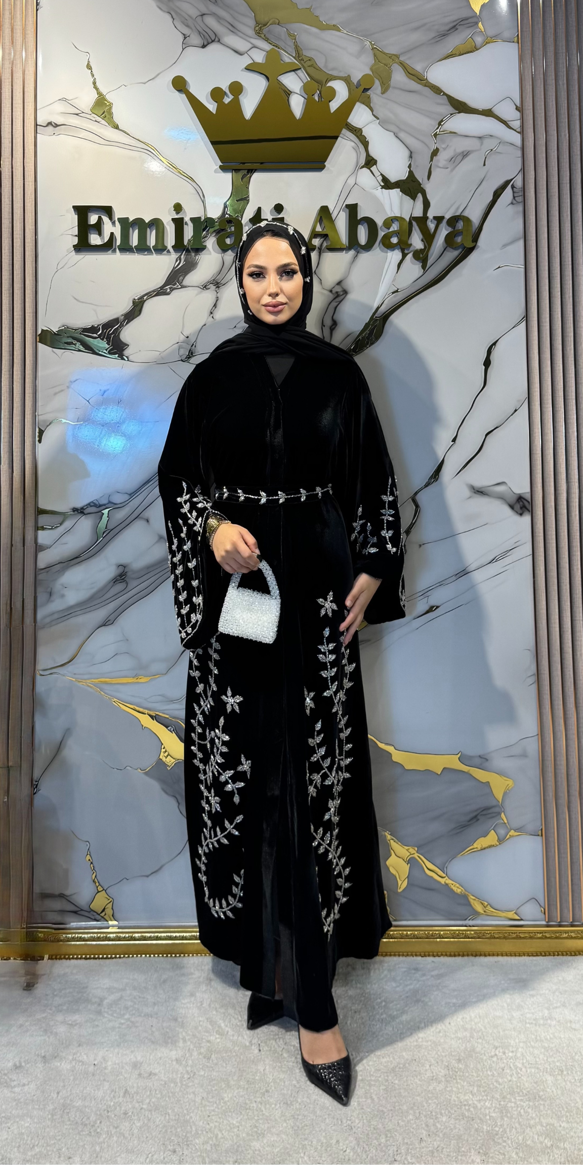 El İşlemli Kadife Kumaş Beyaz Taşlı Yaprak Desenli Abaya