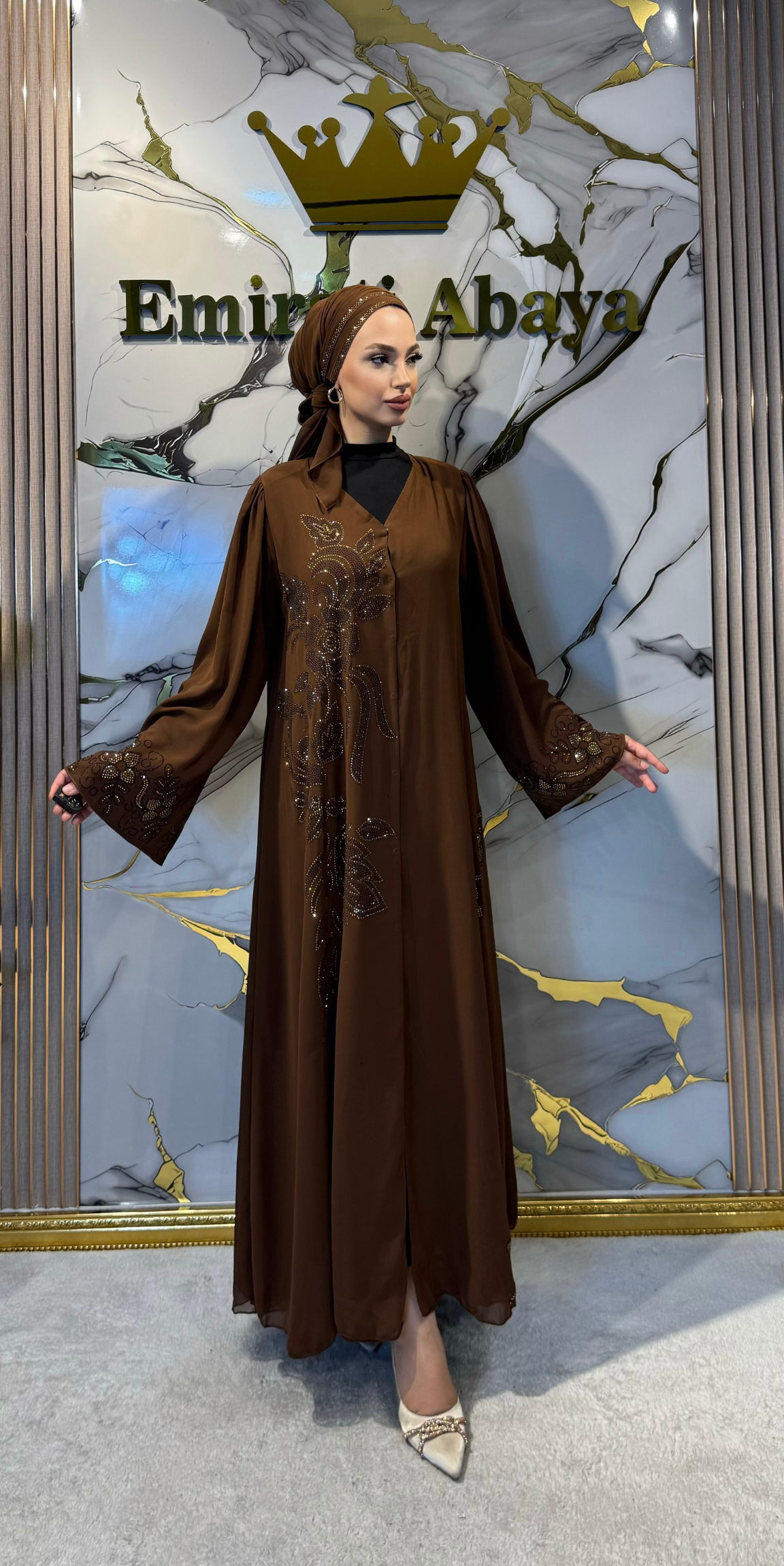 Gold Taş İşlemeli Çiçek Desenli Kahverengi Şifon Abaya