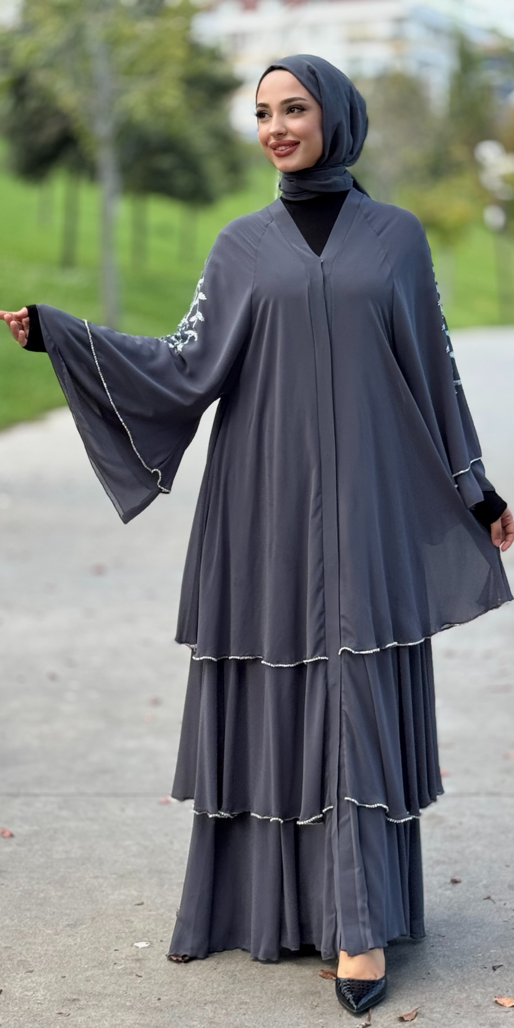 عباية رمادية بتطريز سواروفسكي على الأكتاف - موديل فاخر أنيق بكباسين RK011 BARBIE GREY