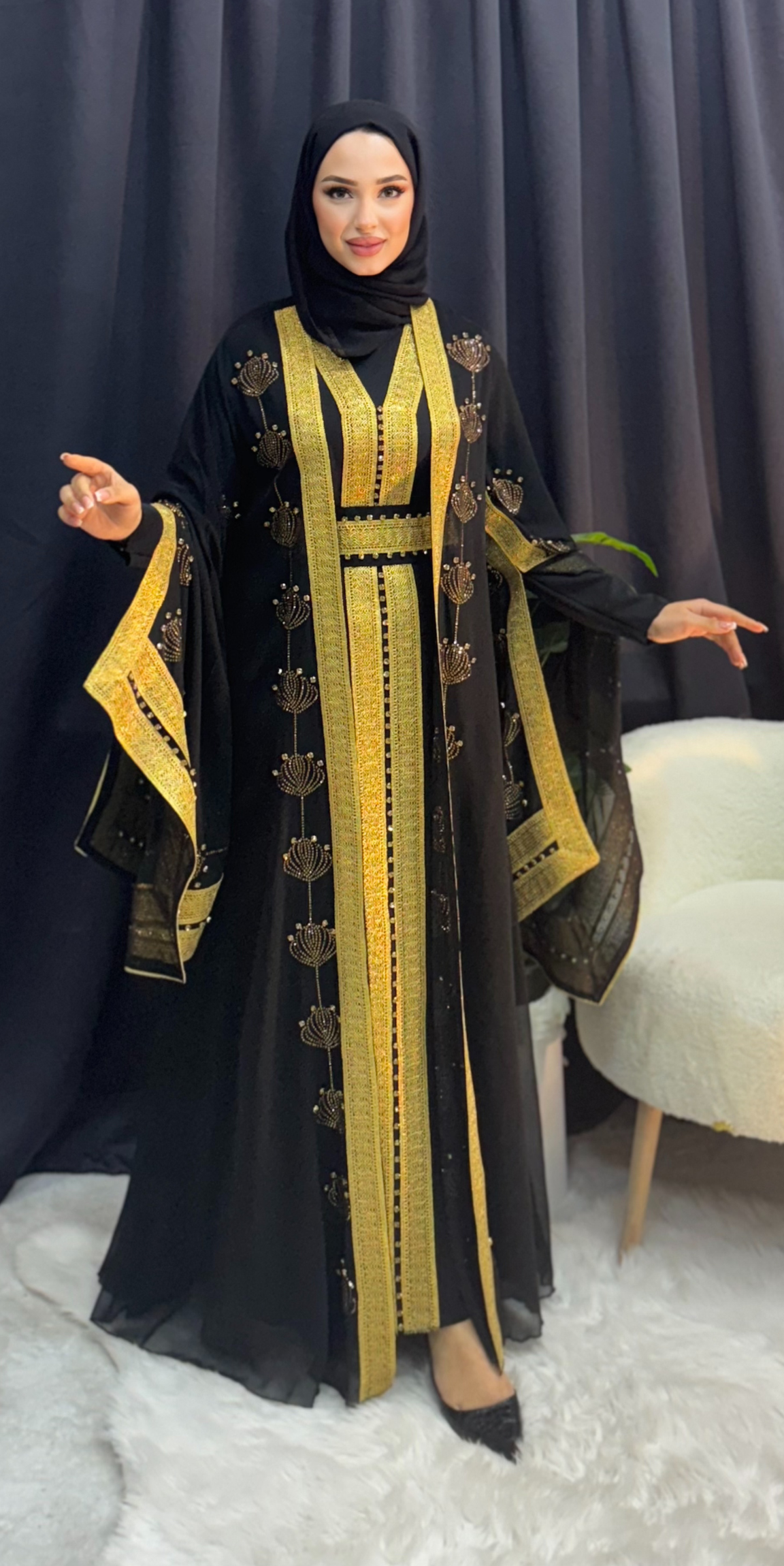 Şifon Kumaş Gold Çizgi ve Lale Motifli Gold Taşlı Abaya