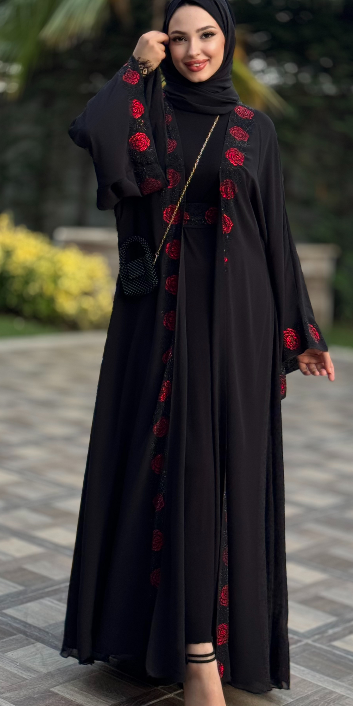 Önü Kırmızı Swarovski Taşlı Şık Siyah Abaya