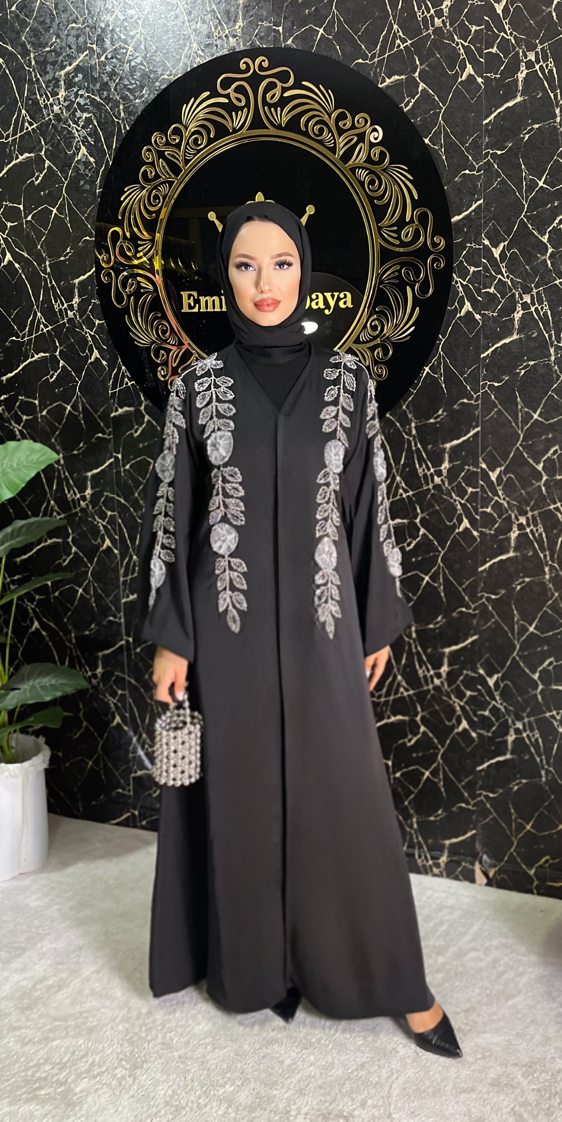 Beyaz Çiçek El İşlemeli Dubai İpek Abaya