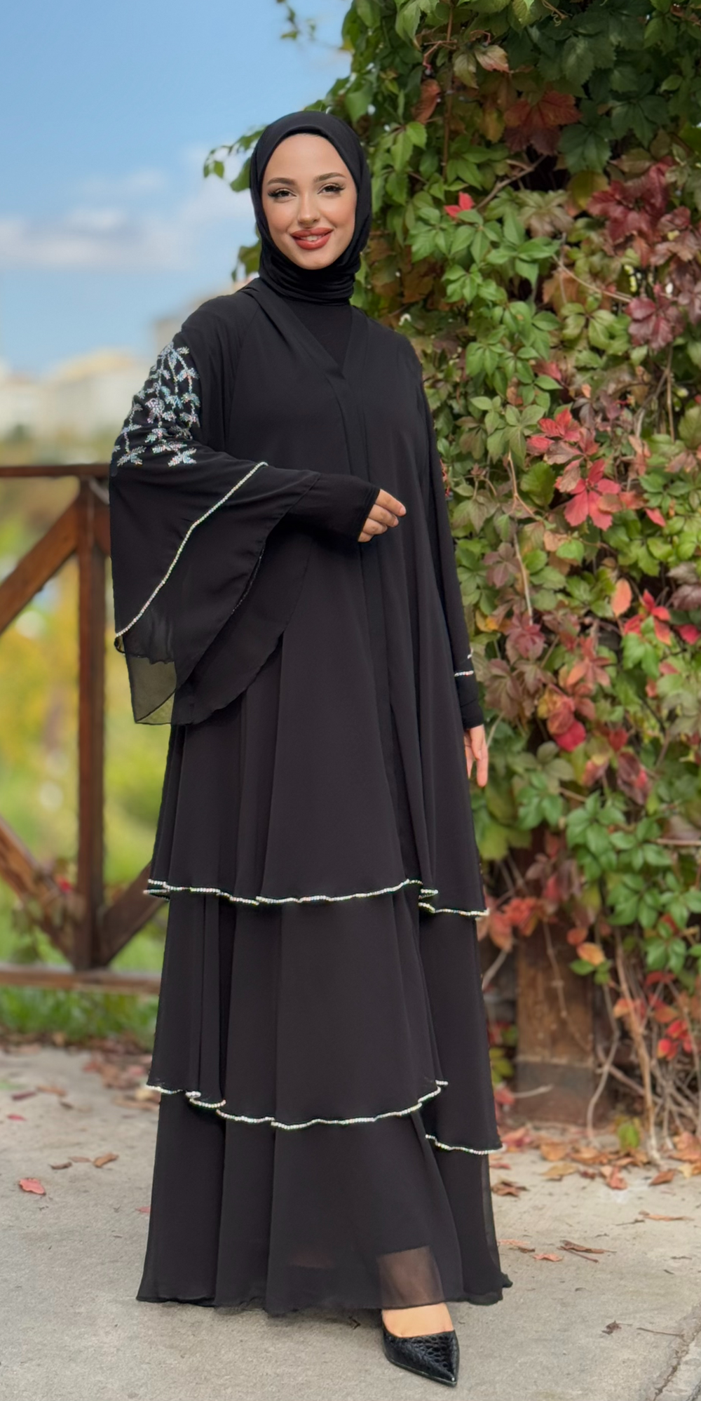 عباية سوداء بتصميم سواروفسكي على الأكتاف - موديل فاخر أنيق بكباسين RK011 BARBIE BLACK