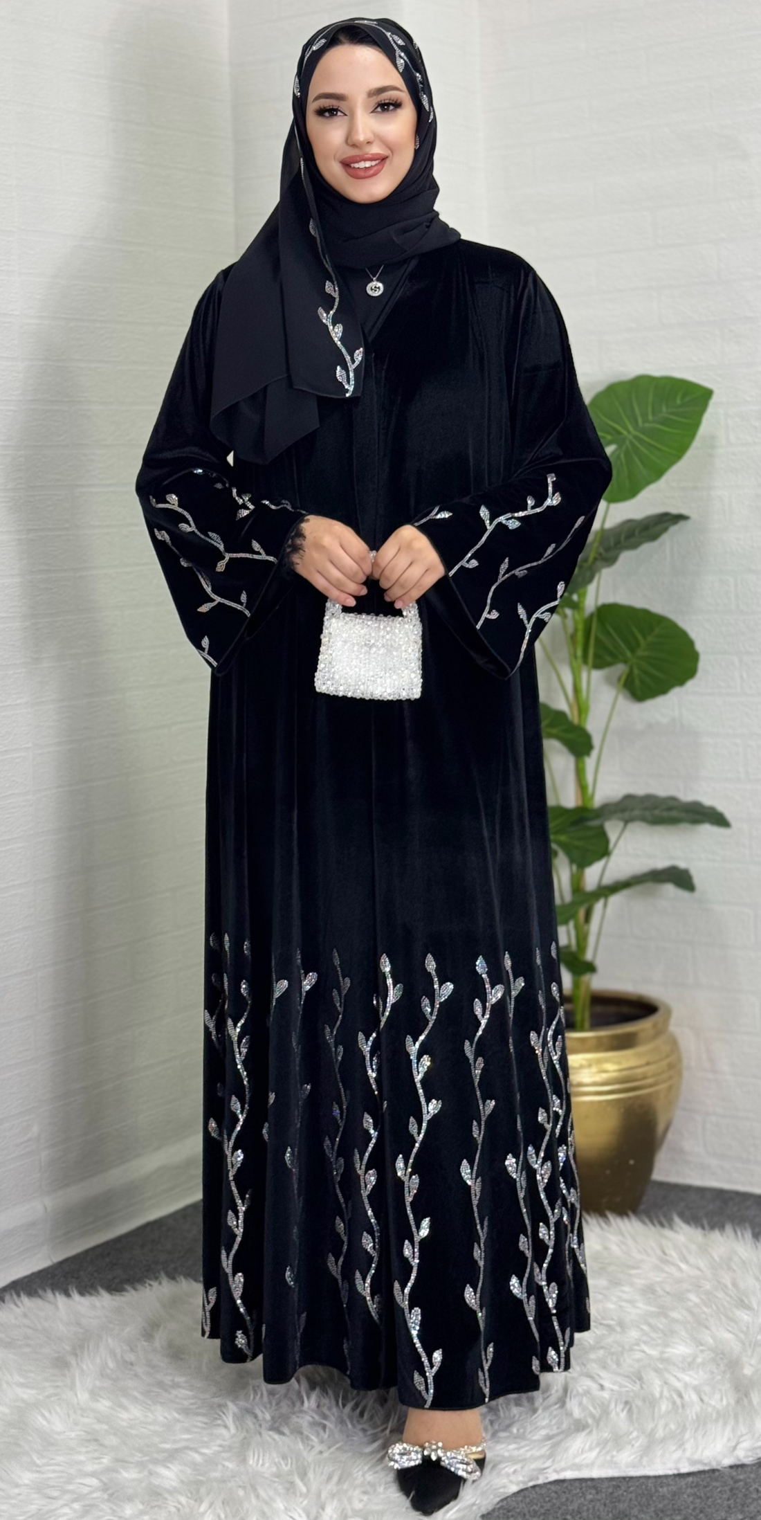 Etekleri Çiçek Desenli Swarovski Taşlı Siyah Kadife Abaya