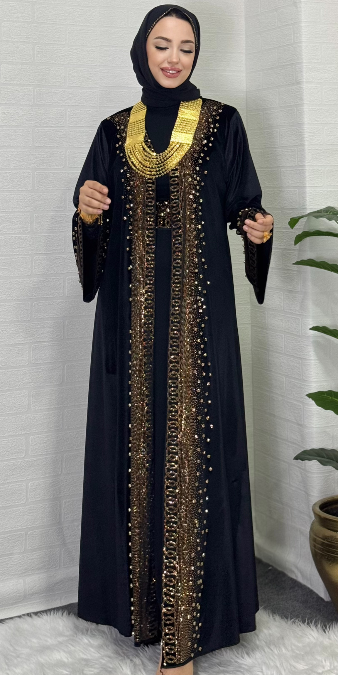 Gold Taş İşlemeli Şık Siyah Kadife Abaya