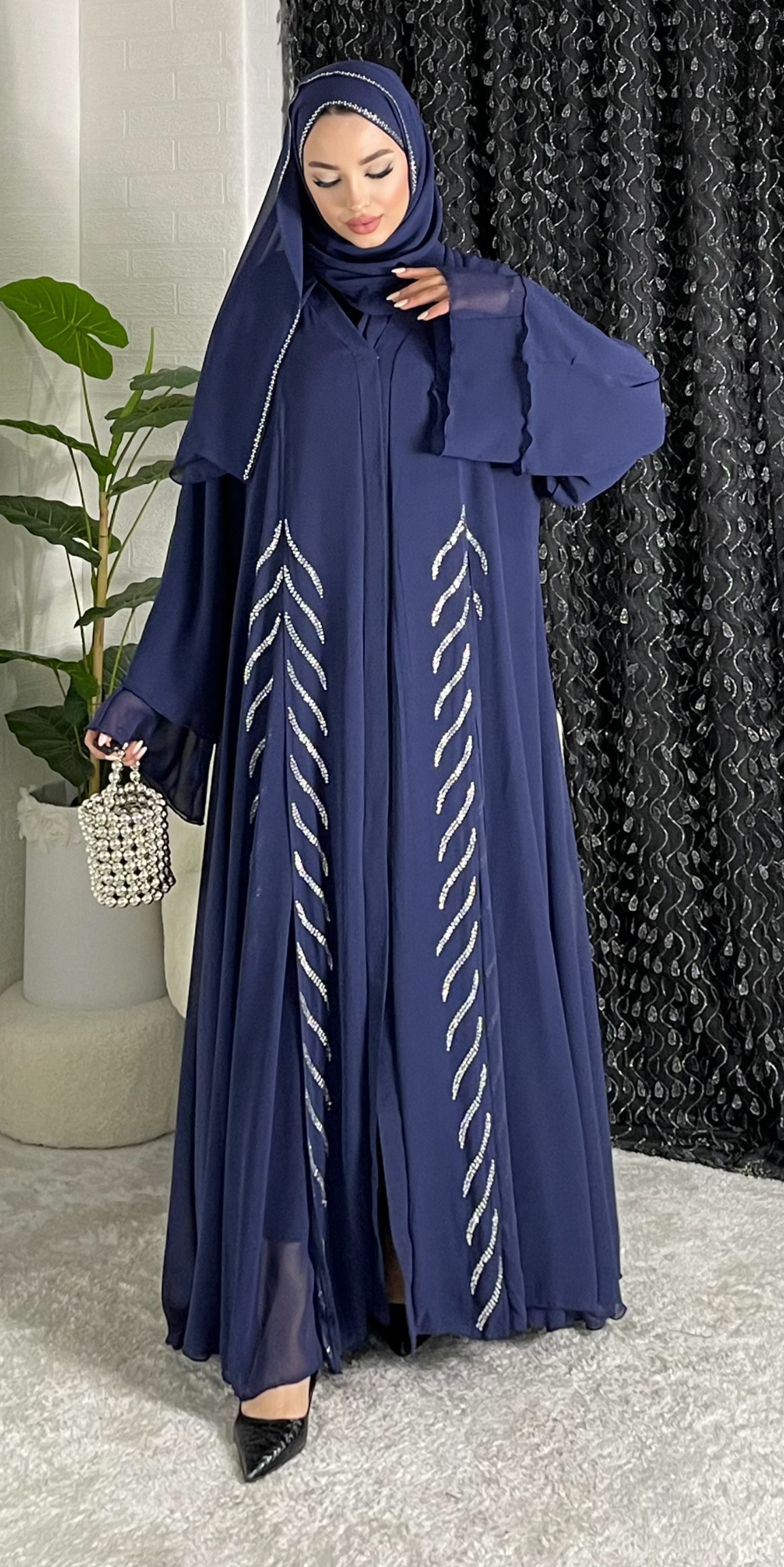 عباية زرقاء داكنة أنيقة بتفاصيل خطوط اللؤلؤ - تصميم انسيابي وعصري