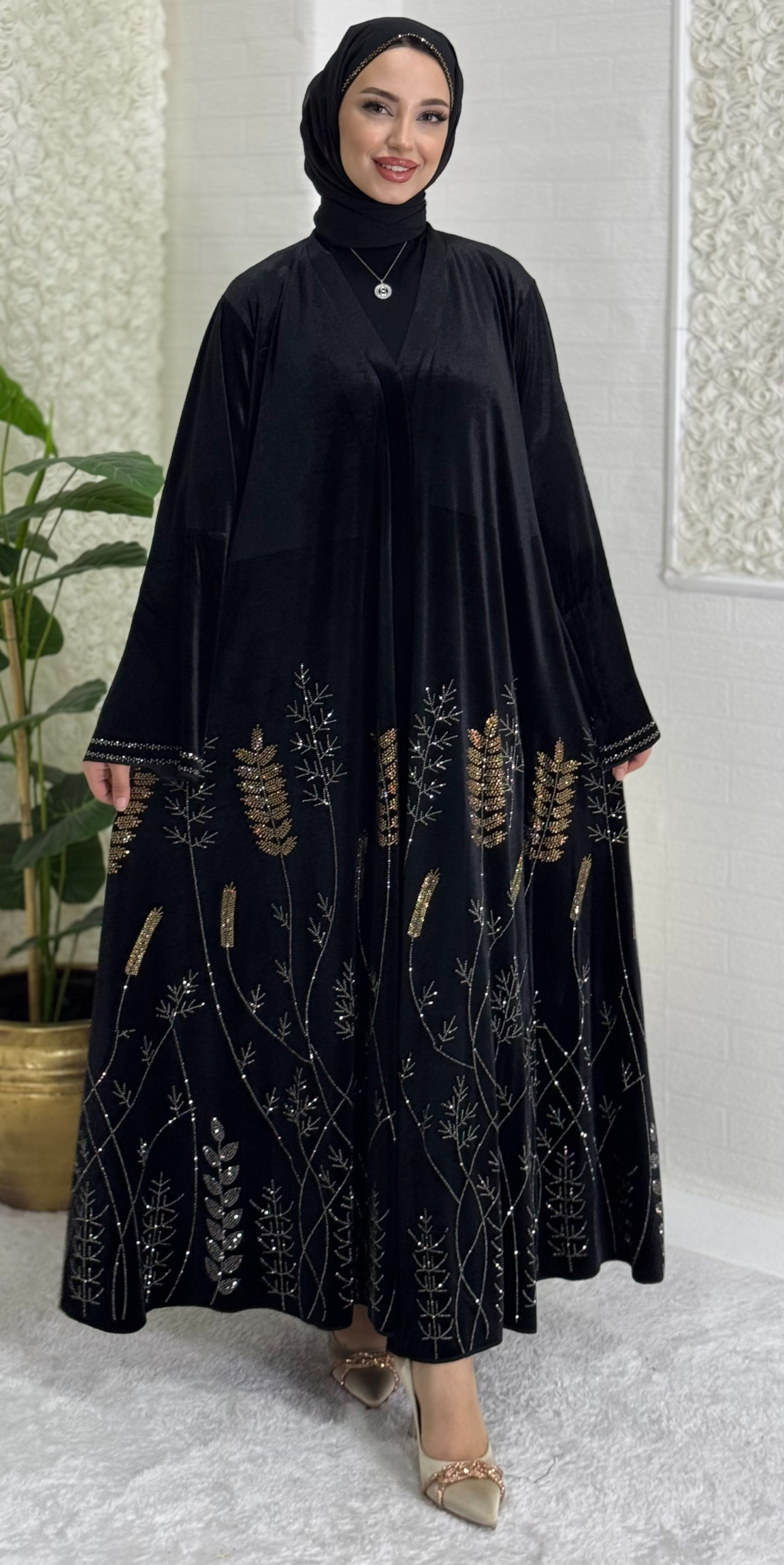 ETEKLERİ ÇİÇEKLİ TAŞLI KADİFE ABAYA