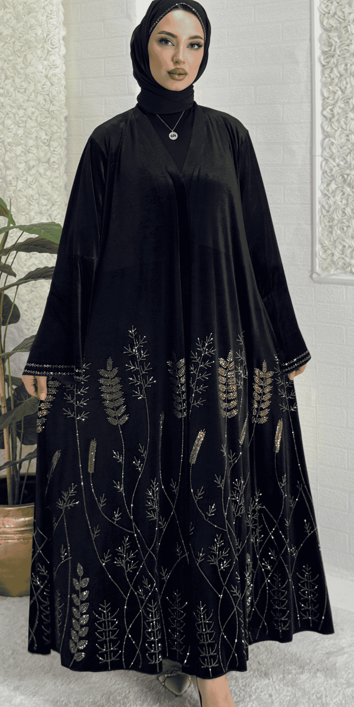 ETEKLERİ ÇİÇEKLİ TAŞLI KADİFE ABAYA