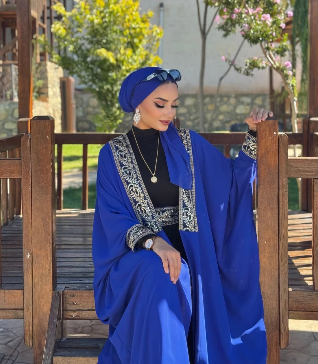 عباية محلية سوداء بنقشة ذهبية على الجهة الأمامية
