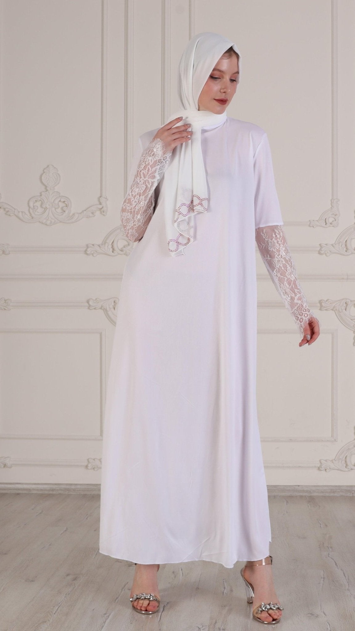 Pure Lace Elegance" Dubai - Inspired White Inner Abaya with Delicate Sleeve Details - Emirati Abaya TRPure Lace Elegance" Dubai - Inspired White Inner Abaya with Delicate Sleeve Details