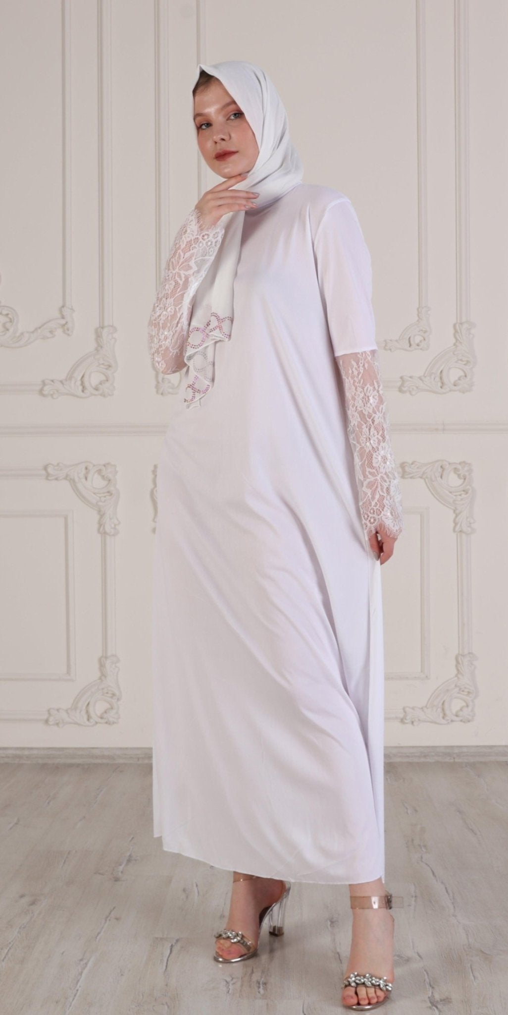 Pure Lace Elegance" Dubai - Inspired White Inner Abaya with Delicate Sleeve Details - Emirati Abaya TRPure Lace Elegance" Dubai - Inspired White Inner Abaya with Delicate Sleeve Details