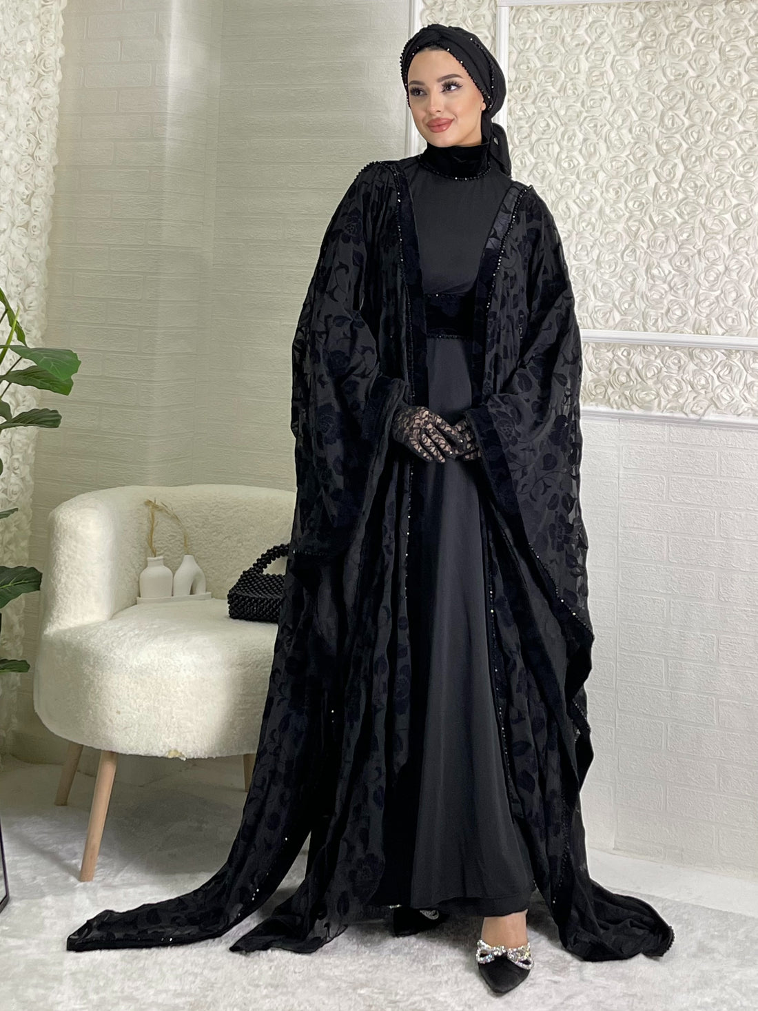 Siyah Boncuk İşlemeli Flok Baskı Gül Desenli Şık Abaya